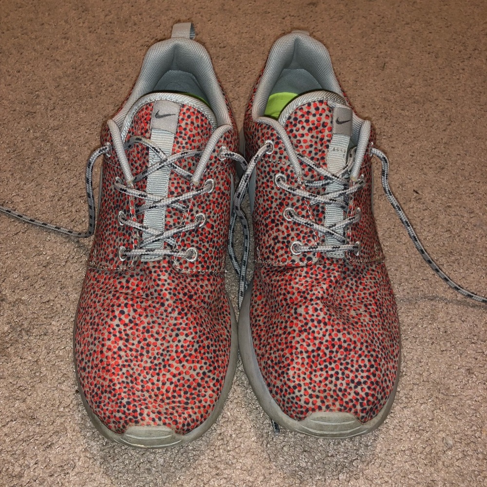 Nike Roshes size 7